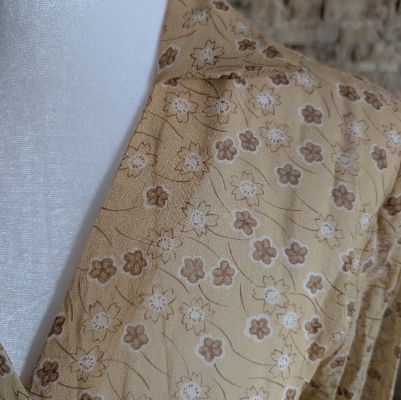 Ann Taylor LOFT 100% Silk Wrap Tie Shirt Floral Yellow Blouse Cottagecore Sz 4 - Picture 3 of 12